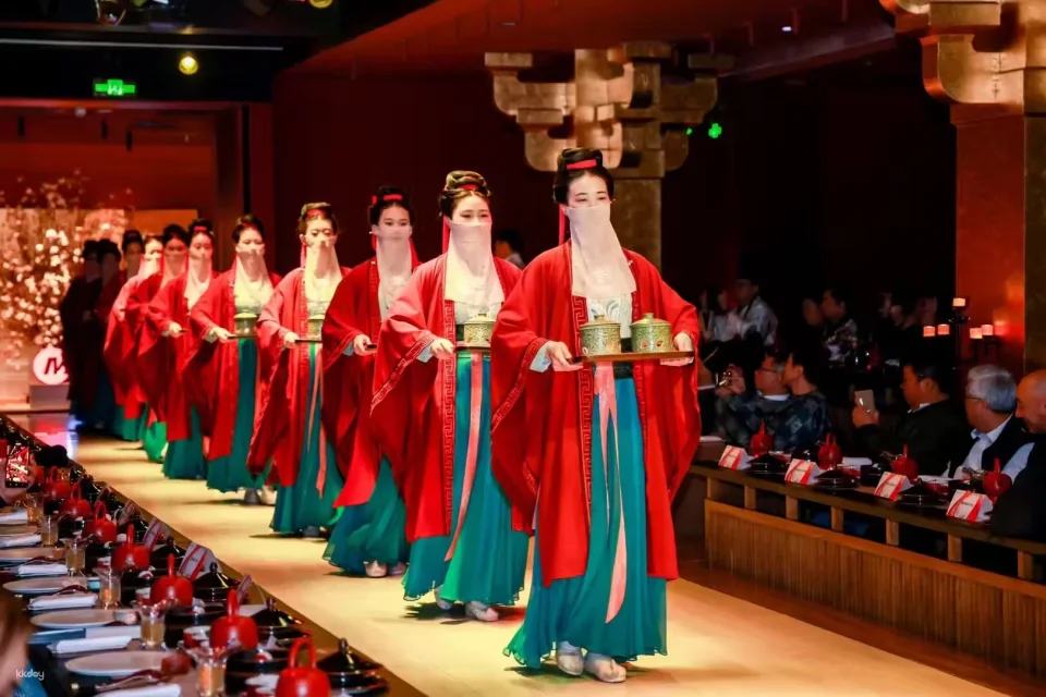 China | Shanghai Palace Banquet Restaurant: An immersive royal dining experience featuring song and dance performances and an aesthetically pleasing dining experience. Optional ancient costumes and exquisite makeup are available.