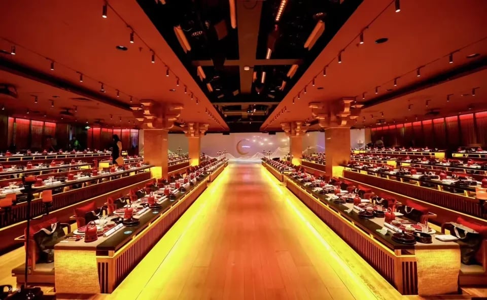 China | Shanghai Palace Banquet Restaurant: An immersive royal dining experience featuring song and dance performances and an aesthetically pleasing dining experience. Optional ancient costumes and exquisite makeup are available.