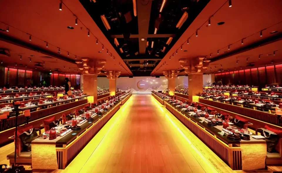 China | Shanghai Palace Banquet Restaurant: An immersive royal dining experience featuring song and dance performances and an aesthetically pleasing dining experience. Optional ancient costumes and exquisite makeup are available.