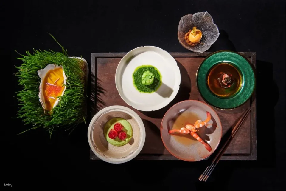 China | Shanghai Palace Banquet Restaurant: An immersive royal dining experience featuring song and dance performances and an aesthetically pleasing dining experience. Optional ancient costumes and exquisite makeup are available.