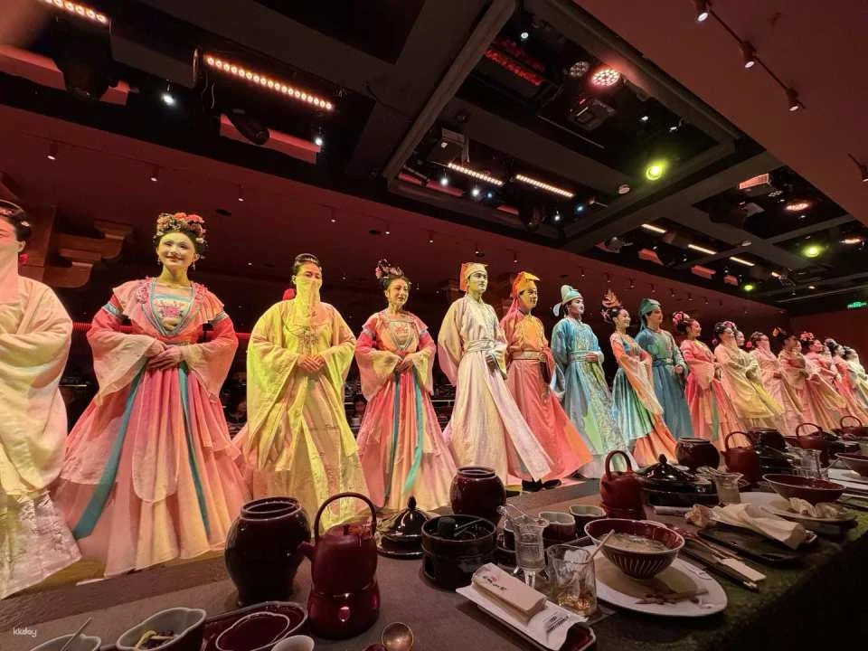 China | Shanghai Palace Banquet Restaurant: An immersive royal dining experience featuring song and dance performances and an aesthetically pleasing dining experience. Optional ancient costumes and exquisite makeup are available.