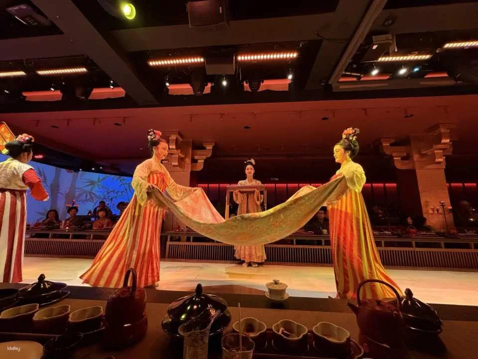 China | Shanghai Palace Banquet Restaurant: An immersive royal dining experience featuring song and dance performances and an aesthetically pleasing dining experience. Optional ancient costumes and exquisite makeup are available.