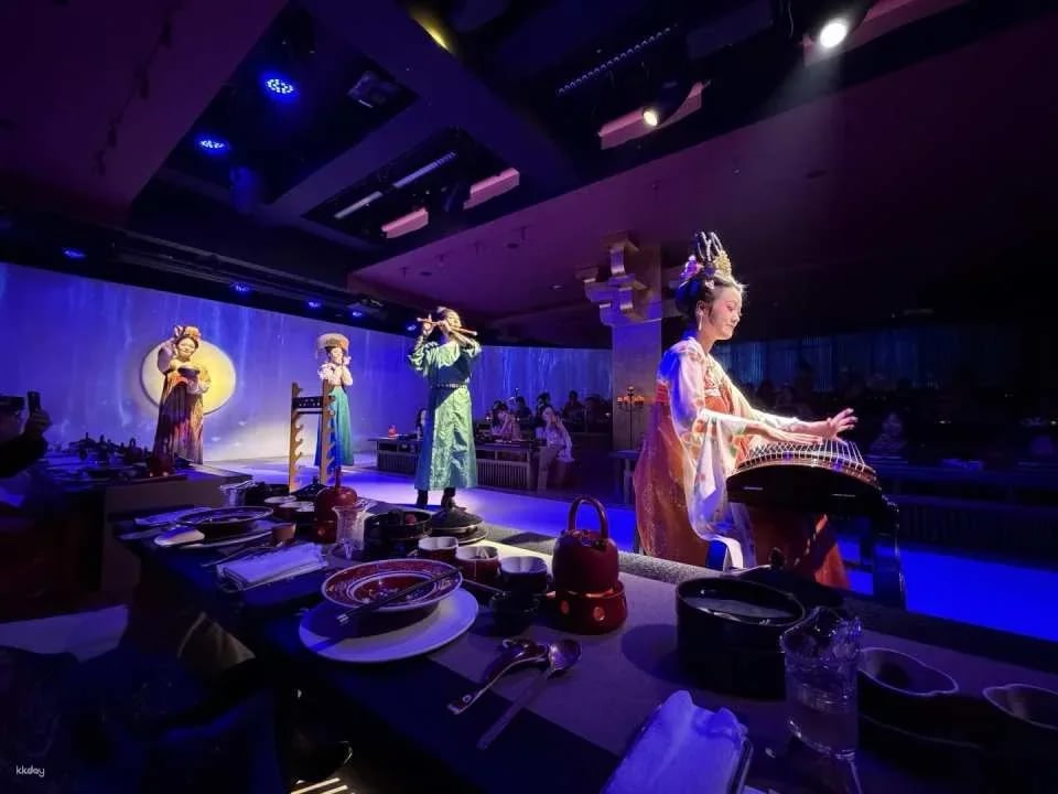 China | Shanghai Palace Banquet Restaurant: An immersive royal dining experience featuring song and dance performances and an aesthetically pleasing dining experience. Optional ancient costumes and exquisite makeup are available.