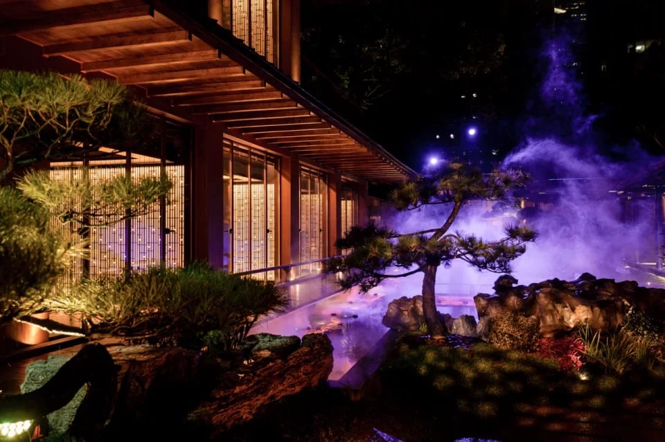 China | Shanghai Palace Banquet Restaurant: An immersive royal dining experience featuring song and dance performances and an aesthetically pleasing dining experience. Optional ancient costumes and exquisite makeup are available.