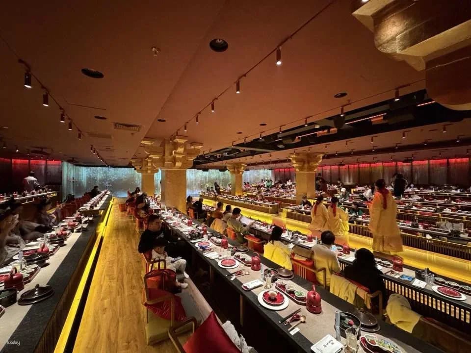 China | Shanghai Palace Banquet Restaurant: An immersive royal dining experience featuring song and dance performances and an aesthetically pleasing dining experience. Optional ancient costumes and exquisite makeup are available.
