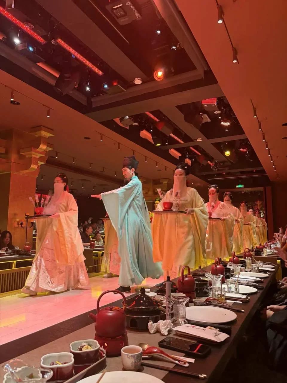 China | Shanghai Palace Banquet Restaurant: An immersive royal dining experience featuring song and dance performances and an aesthetically pleasing dining experience. Optional ancient costumes and exquisite makeup are available.