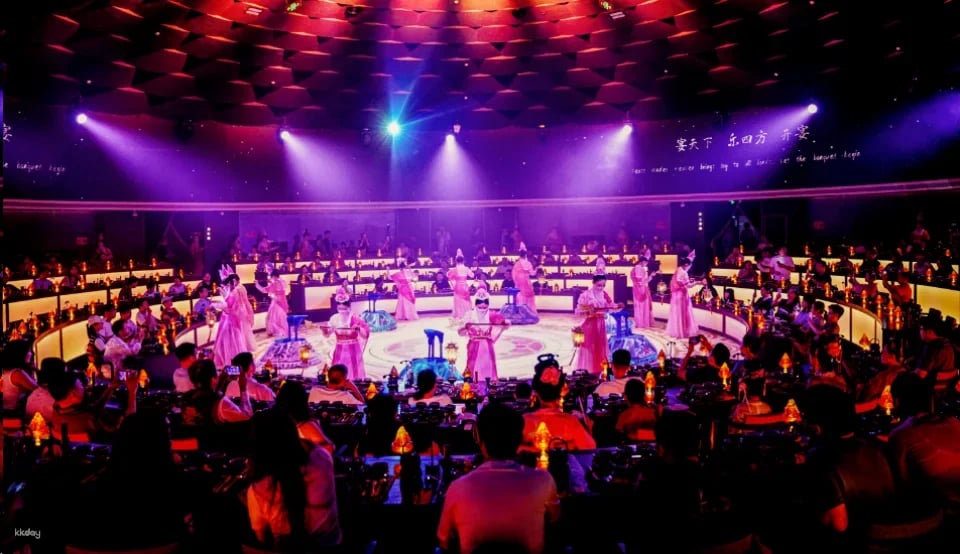 China | Shenzhen Yantianxia Banquet: An immersive palace-style song and dance banquet with optional ancient costumes and exquisite makeup.