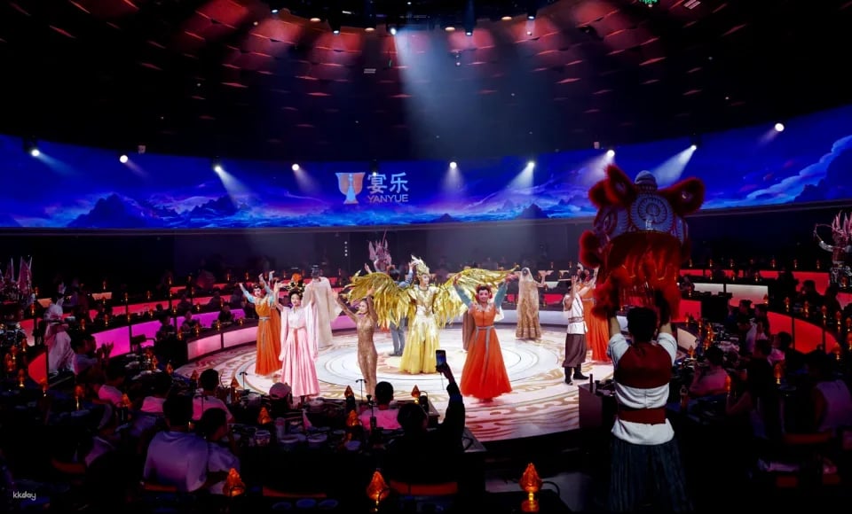 China | Shenzhen Yantianxia Banquet: An immersive palace-style song and dance banquet with optional ancient costumes and exquisite makeup.