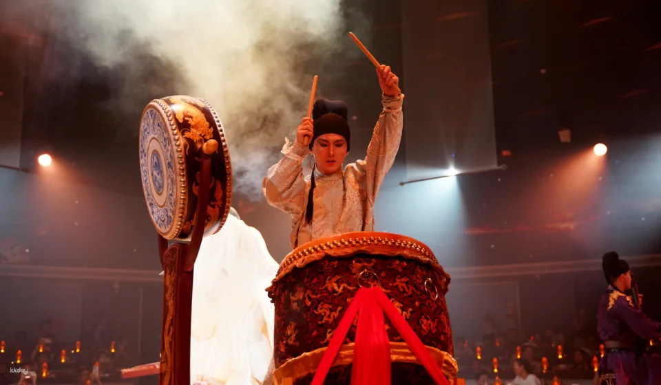 China | Shenzhen Yantianxia Banquet: An immersive palace-style song and dance banquet with optional ancient costumes and exquisite makeup.