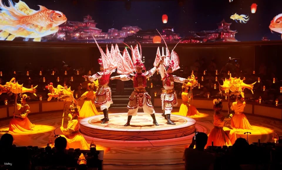 China | Shenzhen Yantianxia Banquet: An immersive palace-style song and dance banquet with optional ancient costumes and exquisite makeup.