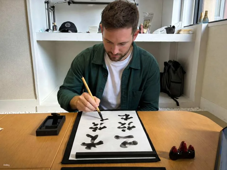 Shibuya Calligraphy Experience in Tokyo, Japan | Enjoy calligraphy in a private Japanese-style room and immerse yourself in the culture of Japanese calligraphy.