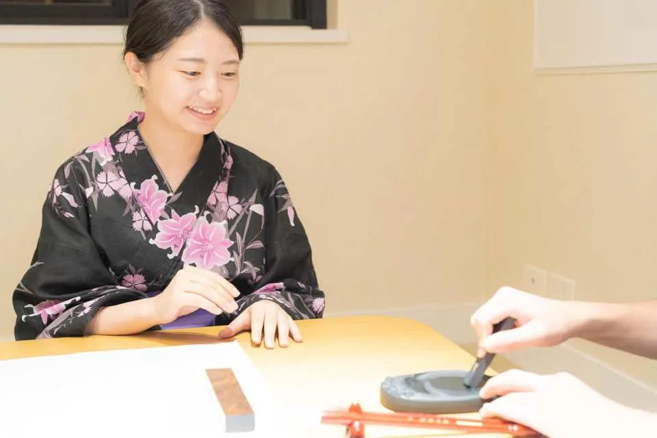 Shibuya Calligraphy Experience in Tokyo, Japan | Enjoy calligraphy in a private Japanese-style room and immerse yourself in the culture of Japanese calligraphy.