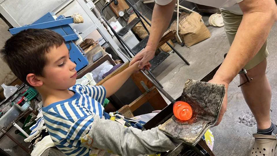 [Aichi, Seto] [Completely Private] Authentic glassblowing experience taught by a veteran glass craftsman. Create your own original glass in your favorite color.