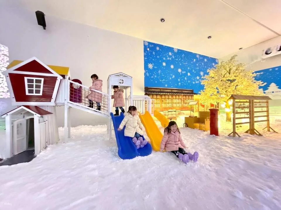Pattaya Winter Wonderland Indoor Snow Park | A Japanese fairytale-style snow paradise, a top photo spot for families and couples.