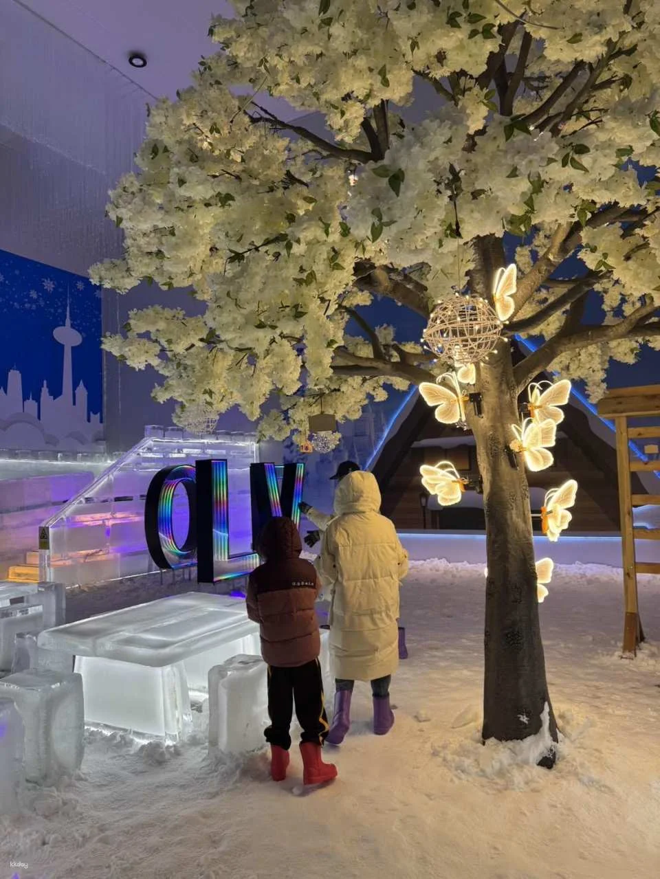 Pattaya Winter Wonderland Indoor Snow Park | A Japanese fairytale-style snow paradise, a top photo spot for families and couples.