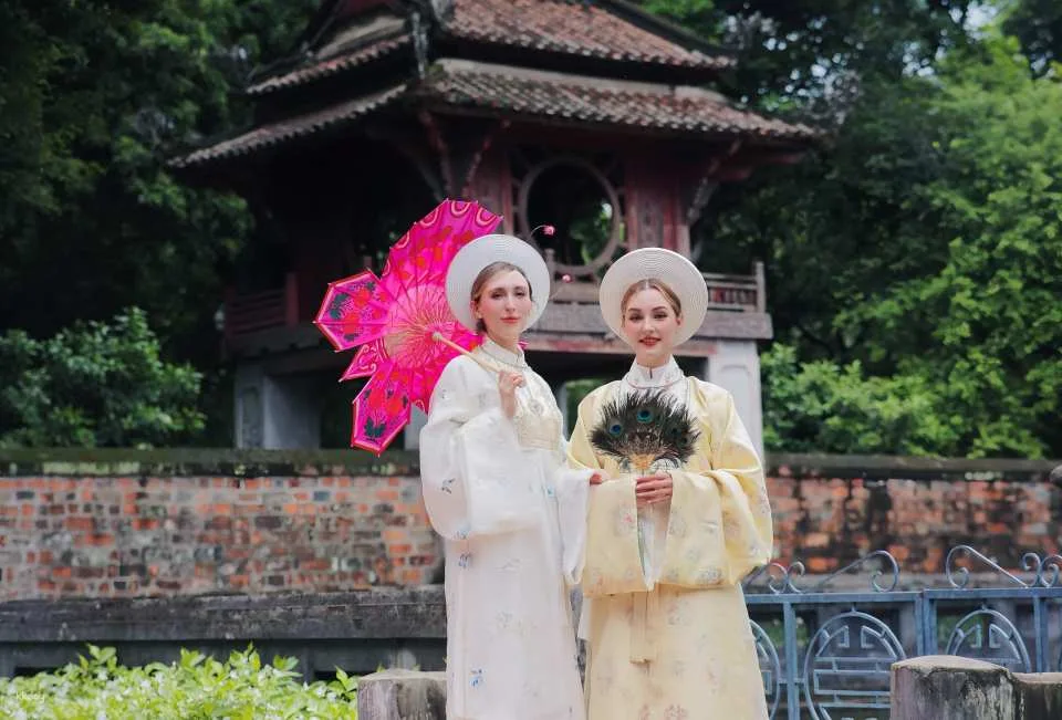 Hanoi: Royal Vietnamese Costume Rental & Professional Photoshoot