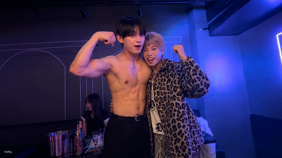 [Macho Macho Kabukicho Branch]: Kabukicho Muscle Bar - Wild Drinking and Hunk Show Experience (765155)