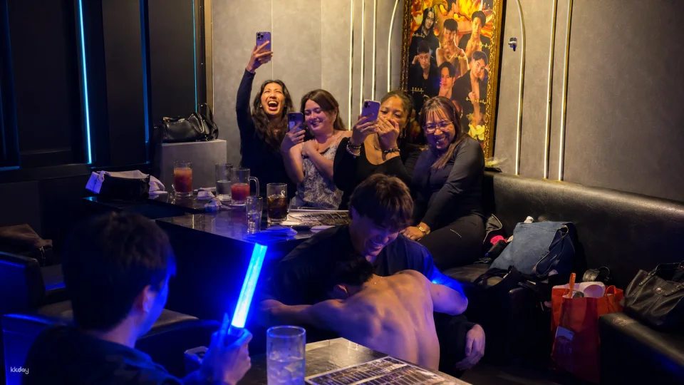 [Macho Macho Kabukicho Branch]: Kabukicho Muscle Bar - Wild Drinking and Hunk Show Experience