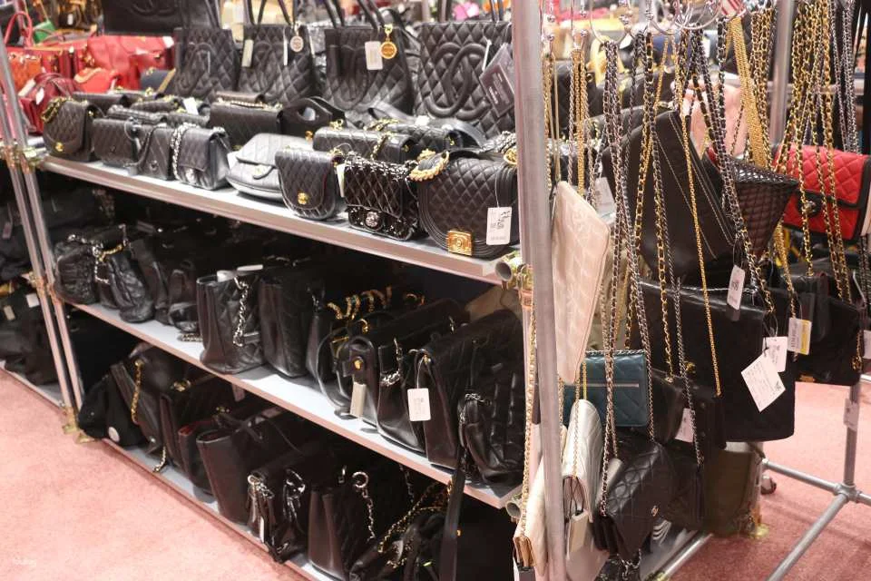 Tokyo: Exclusive Vintage Auction Tour with Private Shopping