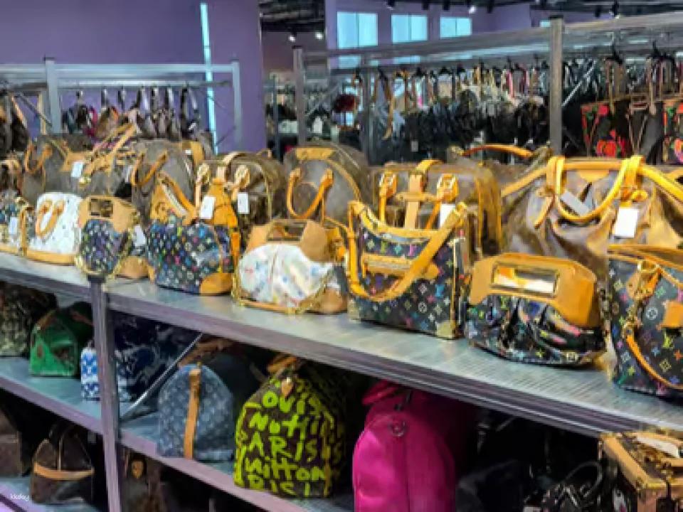 Tokyo: Exclusive Vintage Auction Tour with Private Shopping