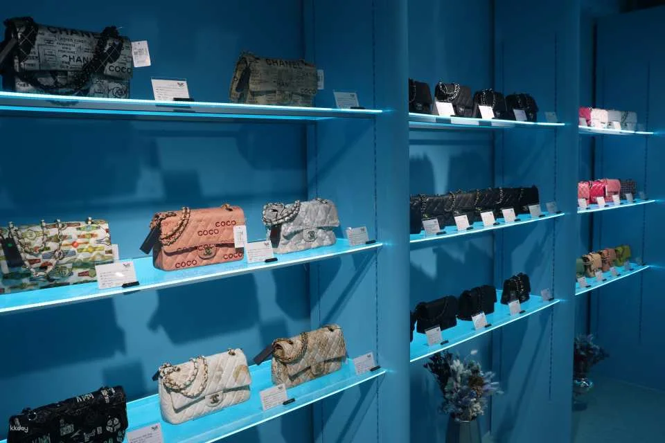 Tokyo: Exclusive Vintage Auction Tour with Private Shopping