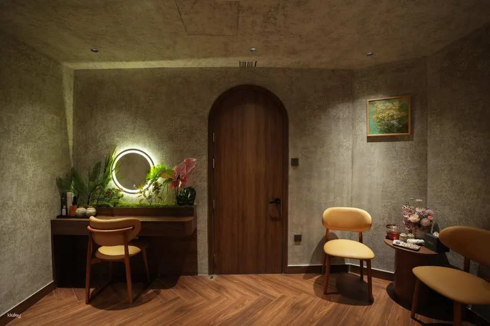 Hanoi Foot Massage Experience | Herbal Soak & Reflexology at Léman