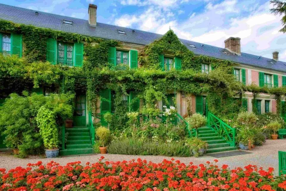 Paris Outlet Shopping: Experience Package to McArthurGlen Paris-Giverny - With Monet Foundation Ticket