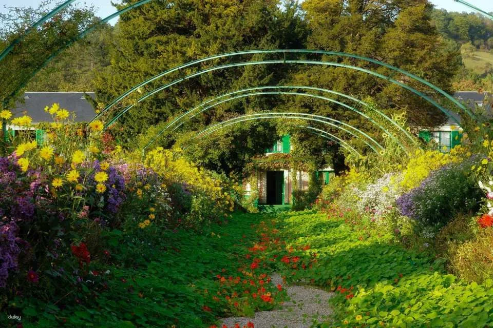 Paris Outlet Shopping: Experience Package to McArthurGlen Paris-Giverny - With Monet Foundation Ticket