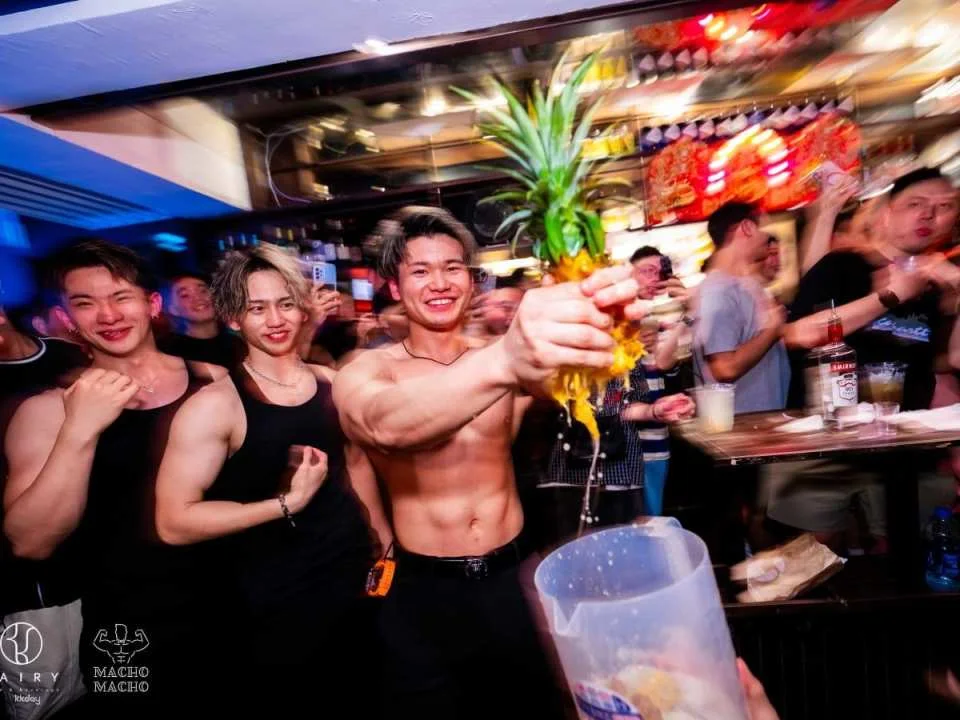 Tokyo Shinjuku MACHO MACHO Muscle Bar Tickets | All-you-can-drink, Muscle Show, VIP Room