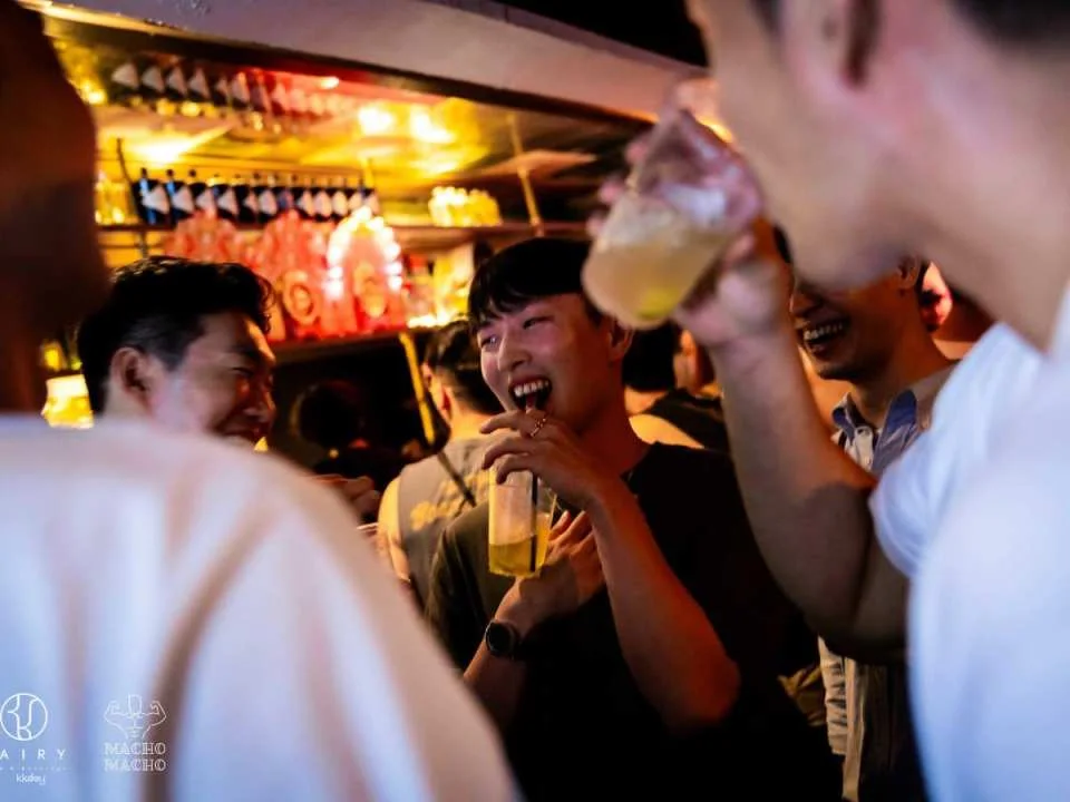 Tokyo Shinjuku MACHO MACHO Muscle Bar Tickets | All-you-can-drink, Muscle Show, VIP Room