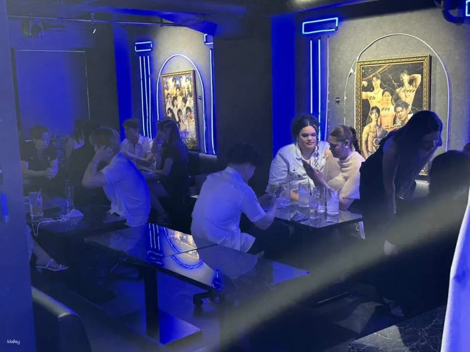 Tokyo Shinjuku MACHO MACHO Muscle Bar Tickets | All-you-can-drink, Muscle Show, VIP Room