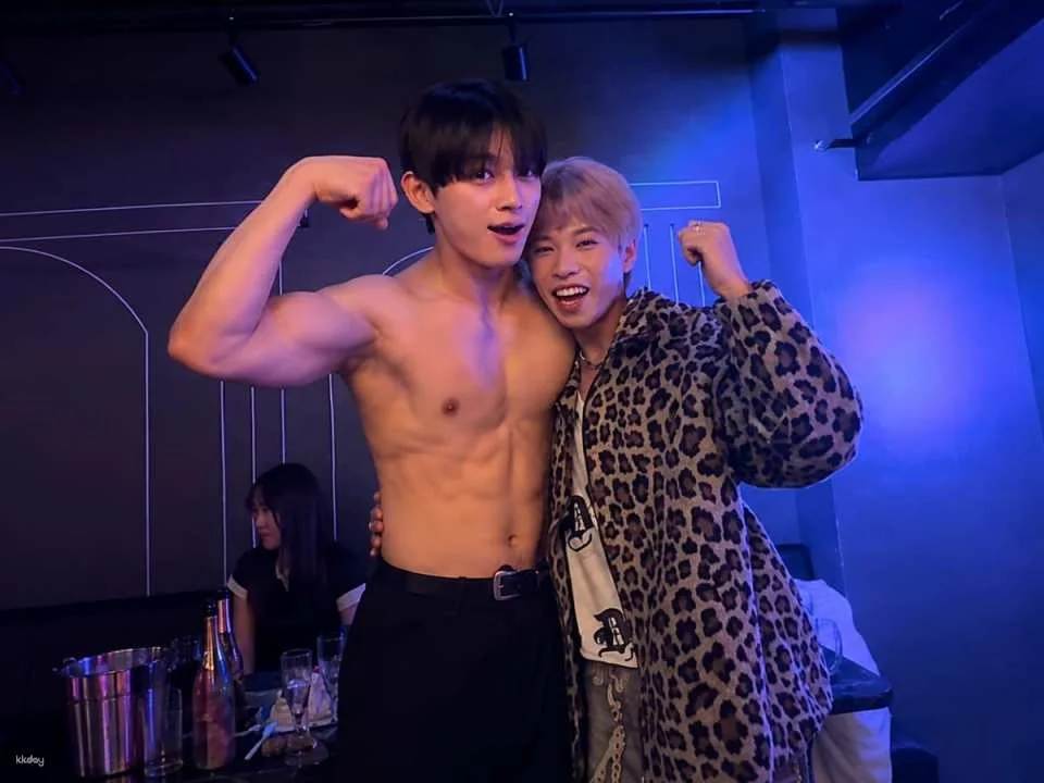 Tokyo Shinjuku MACHO MACHO Muscle Bar Tickets | All-you-can-drink, Muscle Show, VIP Room