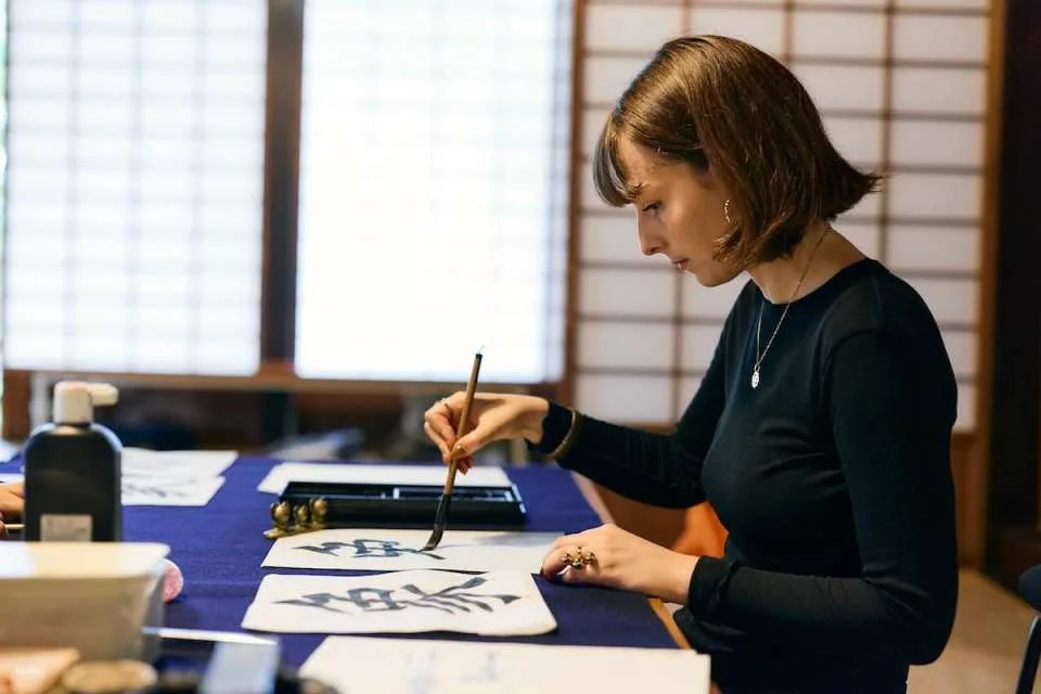 Osaka Calligraphy Experience | Private Calligraphy Class in a Tangible Cultural Property with a Hand-Painted Fan (770915)