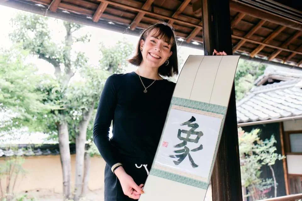 Osaka Calligraphy Experience | Private Calligraphy Class in a Tangible Cultural Property with a Hand-Painted Fan