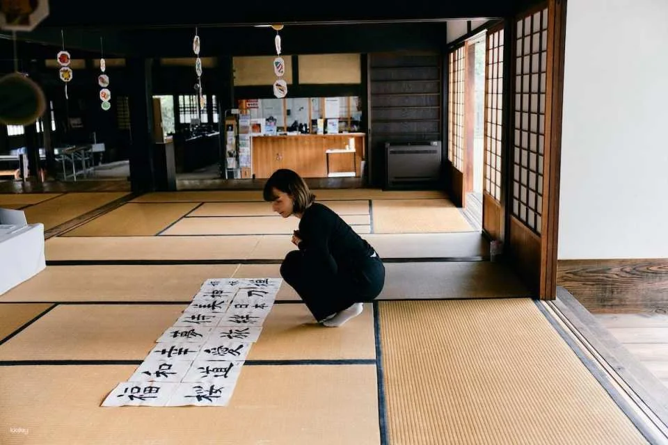 Osaka Calligraphy Experience | Private Calligraphy Class in a Tangible Cultural Property with a Hand-Painted Fan