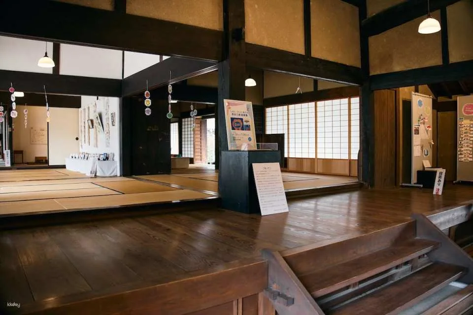Osaka Calligraphy Experience | Private Calligraphy Class in a Tangible Cultural Property with a Hand-Painted Fan