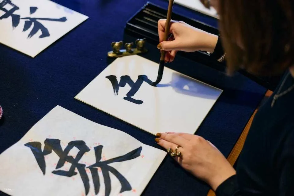 Osaka Calligraphy Experience | Private Calligraphy Class in a Tangible Cultural Property with a Hand-Painted Fan