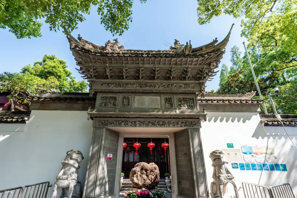 Ancient Charm Meets Modernity | Yu Garden · Double-Decker Sightseeing Bus · Jin Mao Tower One-Stop Experience