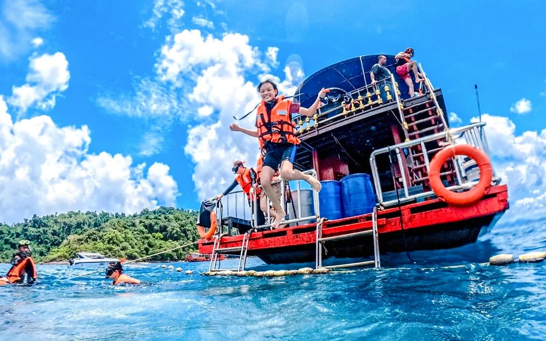 Koh Chang 3 or 4-Island Big Boat Snorkeling Tour with Lunch Image 1