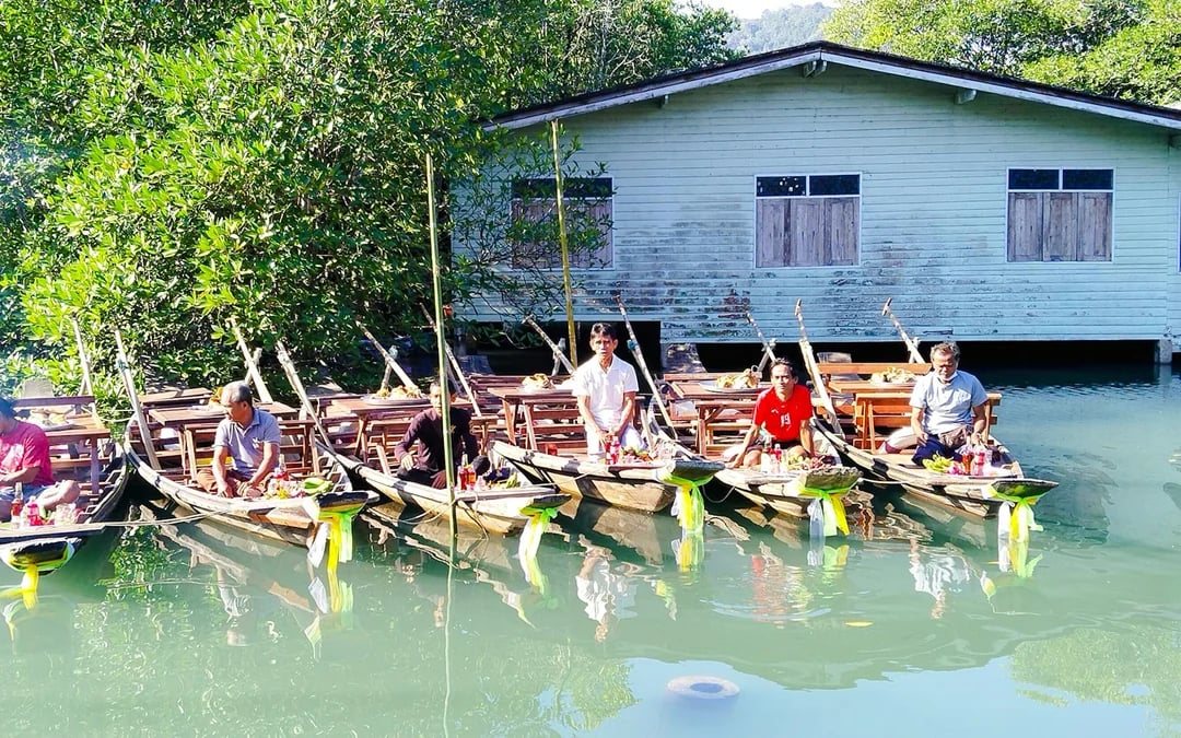 Koh Chang Private Salak Khok Mangrove Gondola Boat Tour Image 2