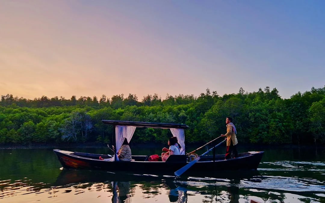 Koh Lanta Private Sunrise Gondola Boat Tour in Tung Yee Peng Mangroves with Breakfast Image 1