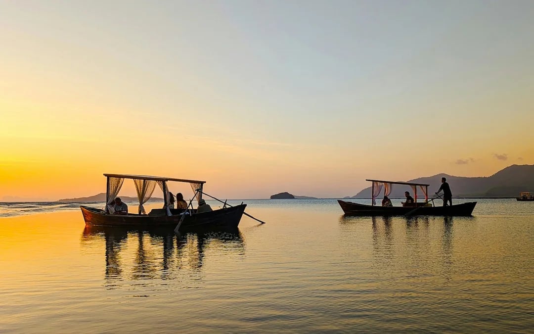 Koh Lanta Private Sunrise Gondola Boat Tour in Tung Yee Peng Mangroves with Breakfast Image 7