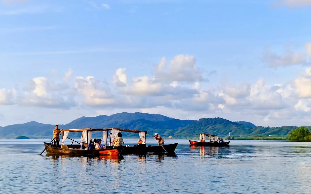Koh Lanta Private Sunrise Gondola Boat Tour in Tung Yee Peng Mangroves with Breakfast Image 10