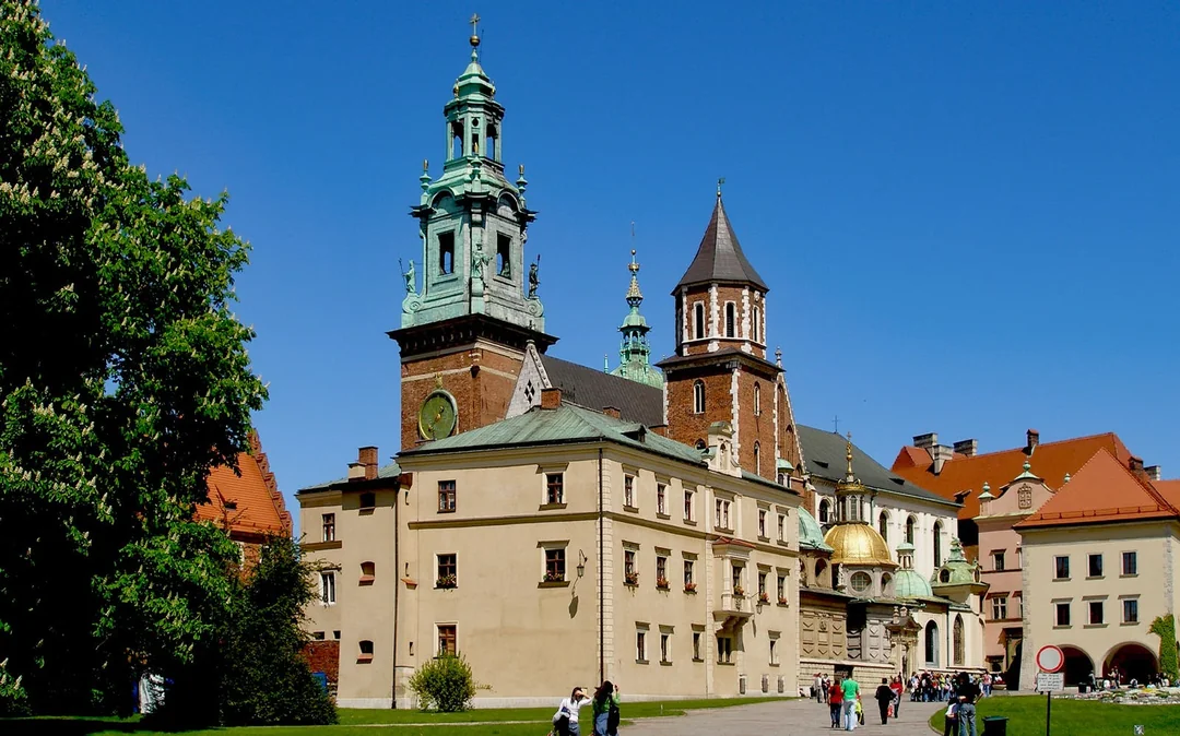 Krakow: Guided Wawel Tour, Lunch, and Vistula River Cruise Image 2