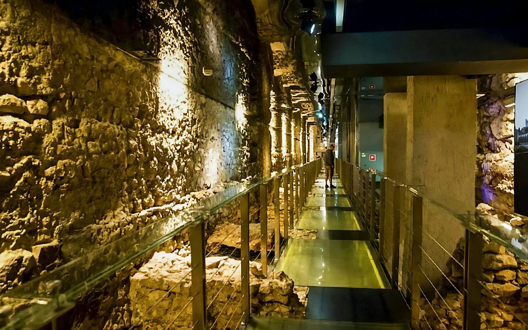Krakow Old Town: St. Mary's Basilica and Rynek Underground Guided Tour Image 5