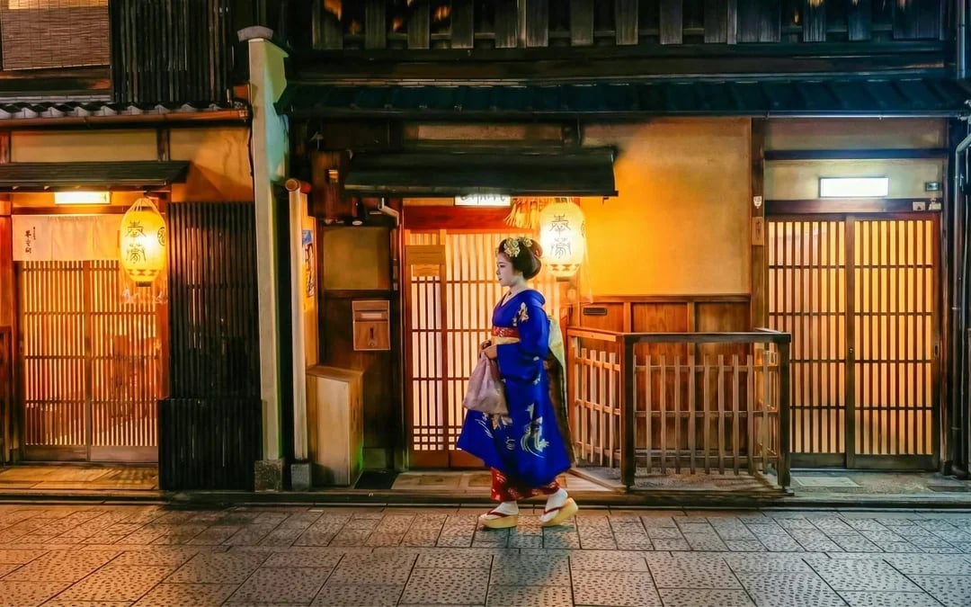 Kyoto Cherry Blossom Night Tour: Hanami, Maruyama Park, Izakaya, and Yasaka Shrine Image 11