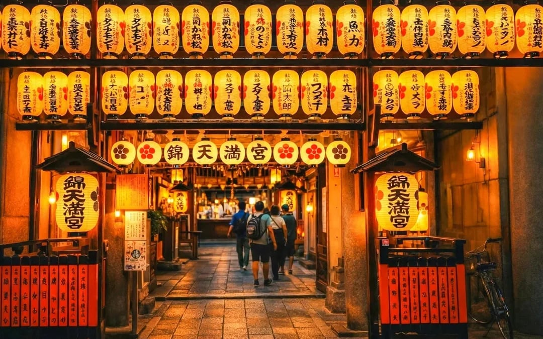 Kyoto Cherry Blossom Night Tour: Hanami, Maruyama Park, Izakaya, and Yasaka Shrine Image 8