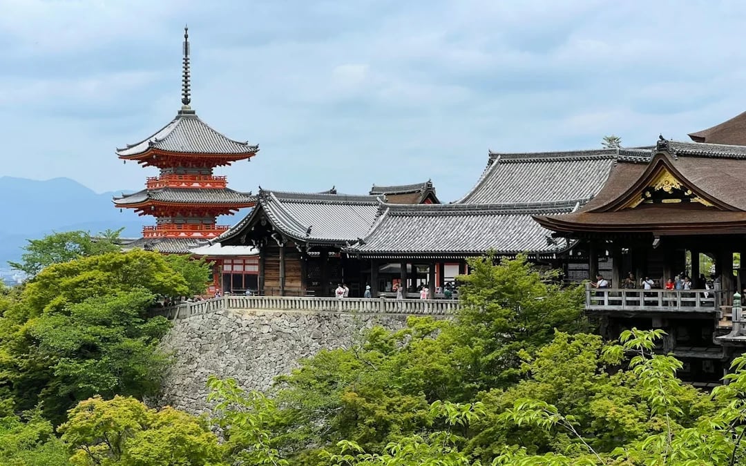 Kyoto Evening Walking Tour of Kiyomizu-dera, Ninenzaka, and Gion with Local Guide and Geisha Culture Insights Image 5