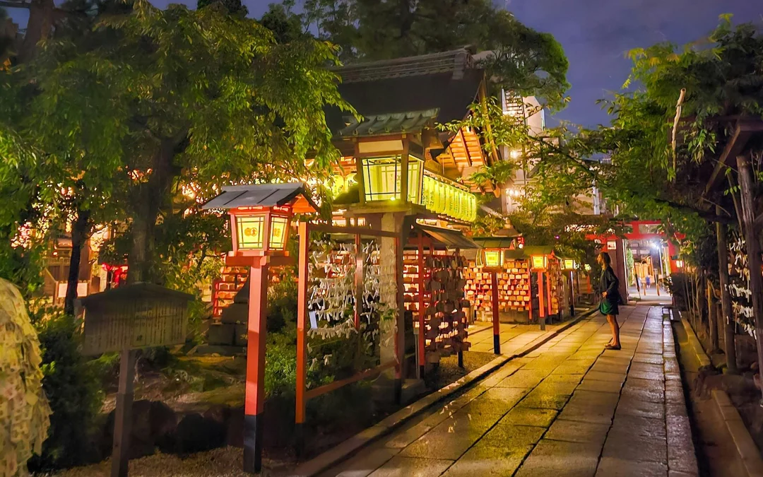 Kyoto: Gion After-Dark Walking Tour – Geisha Culture & Night Sightings with Local Guide Image 4