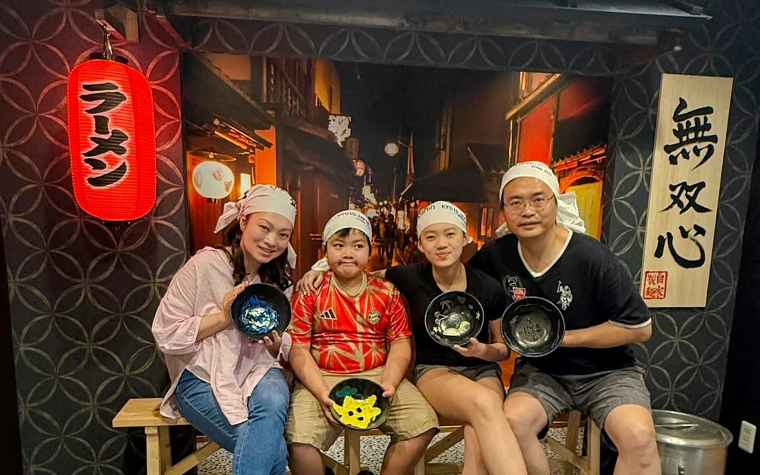 Kyoto Ramen-Making Cooking Class with Bowl Painting in Gion Image 8